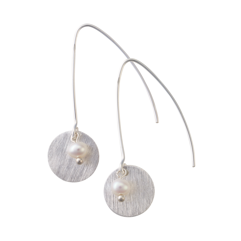 Pair of earrings with silver discs and pearls on a white background