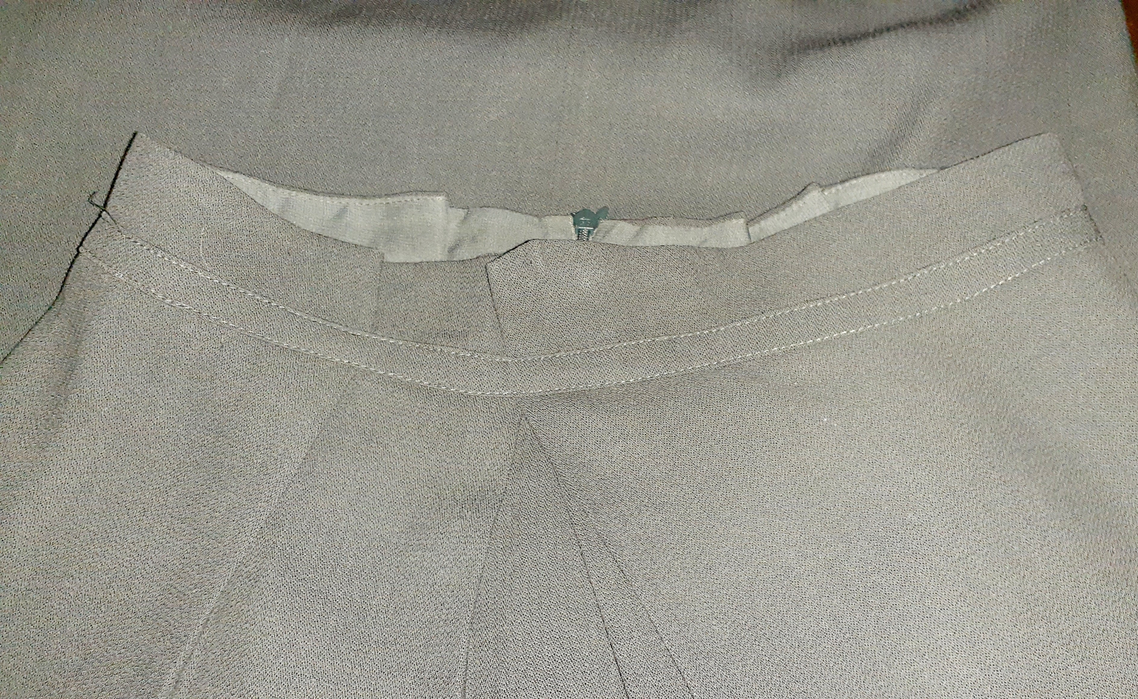 Vintage Emporio Armani Wool Crepe Pencil Skirt – Gray, Size 2 / IT 36