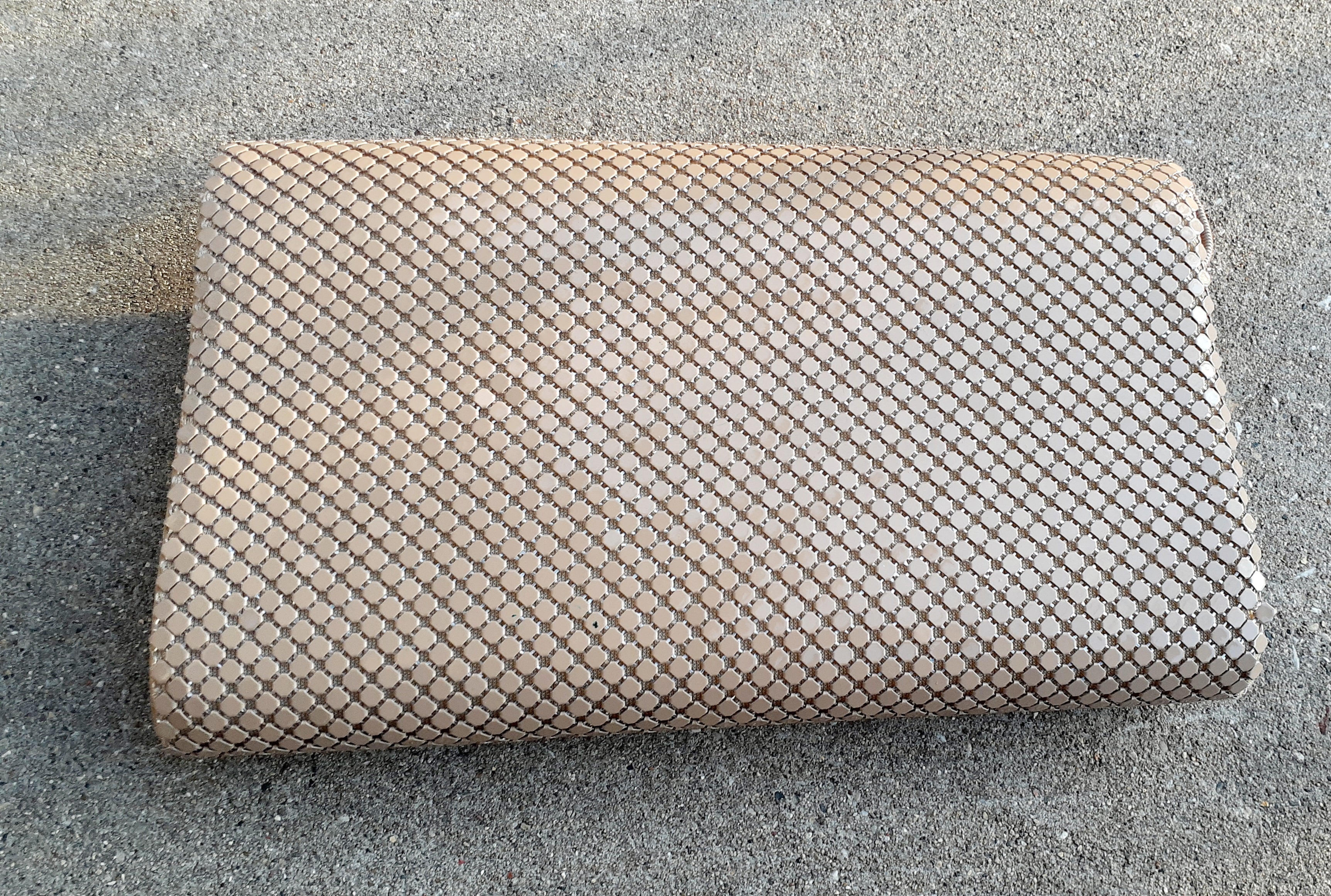 Vintage Mesh Metal Clutch (1980s) – Nude